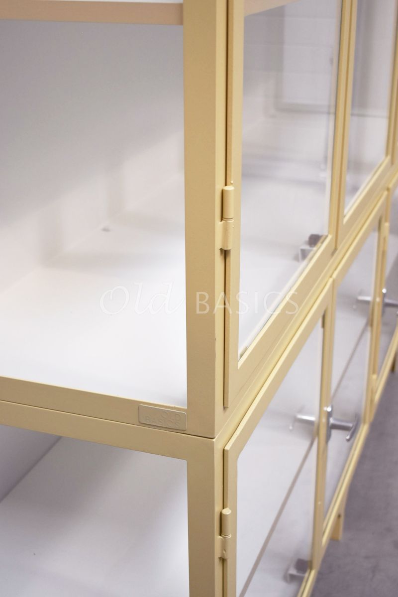 Detail van Apothekerskast Vitrine, 3 deuren, RAL1001, geel, crème, materiaal staal